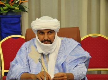 Alghabass Ag Intalla, ex membre du groupe djihadiste Ansar Dine et fondateur du MIA, a annoncé la dissolution de son mouvement et son ralliement au HCUA. Une organisation qui semble avoir pour objectif d’évincer le MNLA ou du moins, d’en diminuer le poids, notamment en désignant comme président le vieil Amenokal des ifoghas, Intalla Ag Attaher, père d’Alghabass Ag Intalla (Photo/RFI)