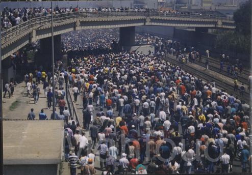 Le 14 juin 2001, l'autoroute d'Alger investie par le peuple kabyle: 2 millions de kabyles descendent sur Alger (PH/Mahfoud)