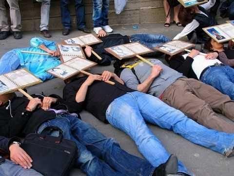 20 avril 2011 : la Diaspora répondait à l'appel du leader kabyle, Ferhat Mehenni, devant l’ambassade d’Algérie. Allongés à même le sol, ils avaient recouvert leurs visages avec les portraits des victimes du crime d'Etat algérien contre le peuple kabyle, durant le printemps noir de Kabylie.(PH/Archives)