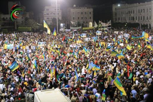 Au lendemain de la chute du dictateur kadhafi, les amazighs de la tripolitaine ont investi en masse Tripoli avec des milliers de drapeaux amazighs pour faire comprendre à la branche arabo-islamiste de la révolution libyenne qu'ils ne laisseront pas passer les velléités négationnistes affichées par le conseil national de transition. Depuis juillet dernier, ils sont passés à une autre étape, celle de la désobéissance civile et du blocage des ressources énergétiques. Les amazighs peuplent l’Afrique du nord depuis plus de 2 millénaires, ils ont survécus aux plus grands empires de l'histoire de l'humanité, ils survivront encore au négationnisme arabo-islamique et à ses cupides alliés de l'occident. (PH/DR)