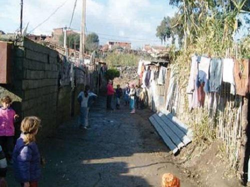 Les bidonvilles créés par le pouvoir algérien en plein coeur de Kabylie alors que de toute l'Histoire de la kabylie, le phénomène des bidonville n'a jamais existé: c'est une pure création du régime algérien qui n'a aucun autre objectif que de frabriquer de la nuisance en Kabylie. (PH/DR)