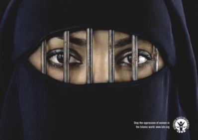 Non satisfait de lui avoir déjà fait porter le voile, un père poignarde mortellement sa fille pour avoir refusé de porter le Niqab importé des société arabes du Golfe. la jeune fille qui a échappé de justesse à une mort certaine a trouvé le courage de porter plainte contre son père (PH/DR)