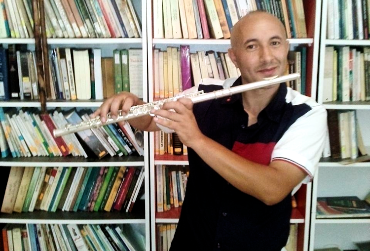 Il reprend l'Hymne National Kabyle avec une flûte traversière (et c'est magnifique)
