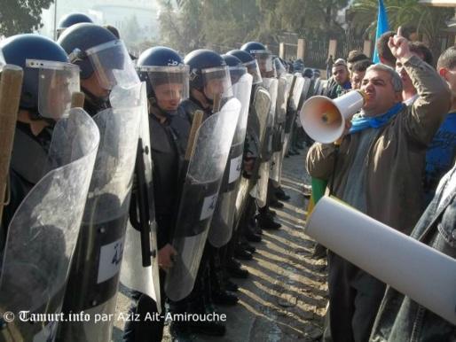 Le président du MAK, encerclé par les CRS, le 12 janvier 2013. Impossible d'approcher le lieu de rassemblement sur des kilomètres à la ronde.