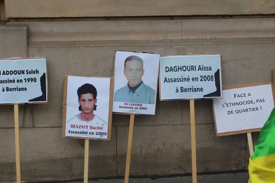 Le Dr. Kameleddine Fekhar rappelle que c’est exactement dans ces mêmes circonstances que le jeune Ali Lassaker avait été assassiné en 2008 à Berriane. Ici, le jour du sit-in de dénonciation devant l'ambassade d'Algérie, organisé par le Collectif des Amazighs en France, où plusieurs noms et photos de victimes ont été rappelés, dont Ali Lassaker ; deuxième phot sur la droite (PH/DR)