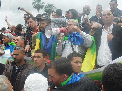 Le président du MAK avec les militants et cadres du mouvement lors de la marche du 27 avril à Tizi-Wezzu. PH/DR