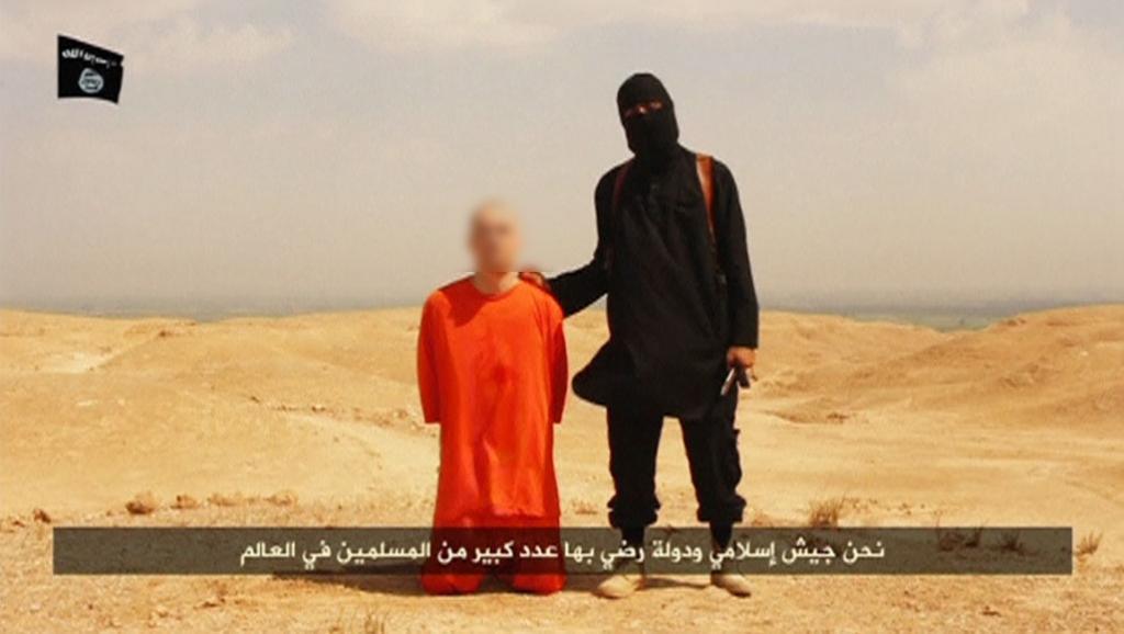 Dans une vidéo de 5 minutes, un djihadiste masqué, au fort accent britannique, et se réclamant de l’Etat islamique, exécute le malheureux journaliste américain ou lui coupant la gorge avec un couteau. James Foley n’est pas le seul à voir subit cet horrible sort, des centaines de milliers de personnes ont été égorgés de cette façon par des islamistes de tous bords (PH/DR)