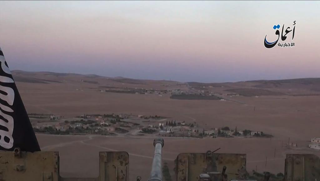 Capture d’écran montre un canon appartenant vraisemblablement à l’EI surplombant les villages pendant les combats près de la ville kurde de Kobane.AFP PHOTO