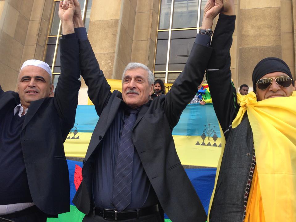 Le Chaoui Yella Houha (à droite), avec le Kabyle Ferhat Mehenni (au milieu) et le Mozabite Kameleddine Fekhar (à gauche), le 20 avril 214 au Trocadro, Paris (PH/SIWEL)