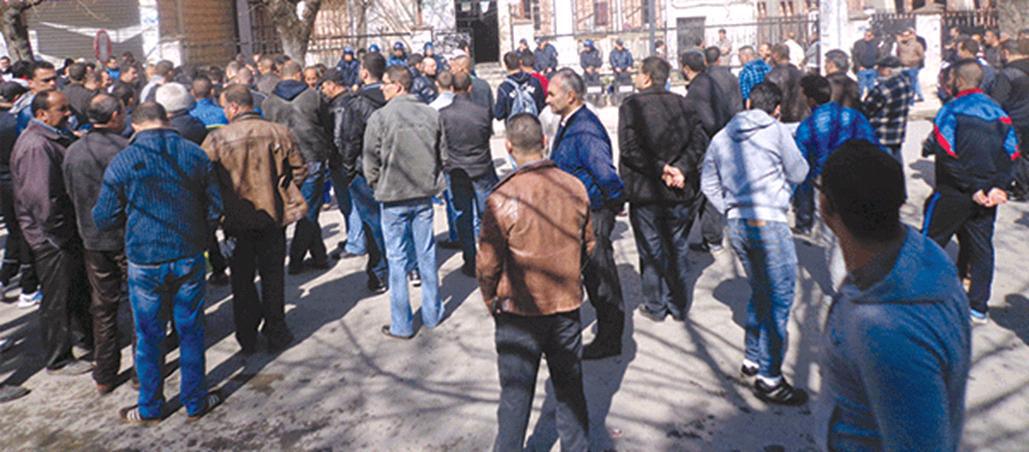 Hier matin devant le siège de la mairie (PH/El Watan)