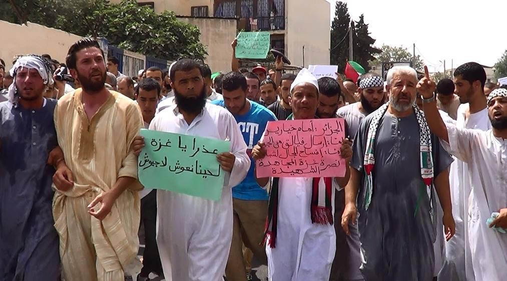 Depuis que les terroristes islamistes, dit "repentis", sont devenus "fréquentables", ils croient que la Kabylie leur est offerte sur un plateau d'argent. Ici Ali Djeddi, Ali Belhadj et une horde daechistes lors des manifestations anti Charlie, dédiée aux" frères Kouachis". (PH/DR)