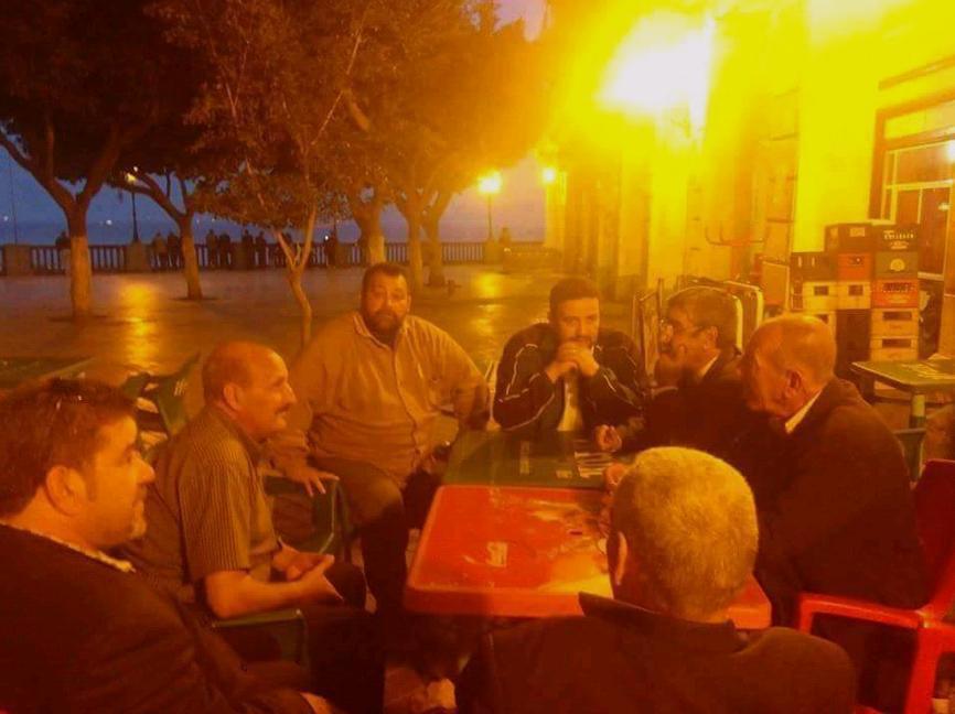 Comme nous ne sommes pas adeptes de la délation, nous aimerions bien que Said Sadi nous décline l'identité du monsieur en veste bleu, assit entre lui et l'islamiste, autour de cette tablée sur la Place Gueydon, le 19 avril 2015 au soir, à la vielle de la marche du 20 avril à Vgayet (PH/DR)
