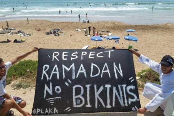 Agadir : Affiche géante exhortant à respecter le ramadan sous le slogan "No Bikinis"