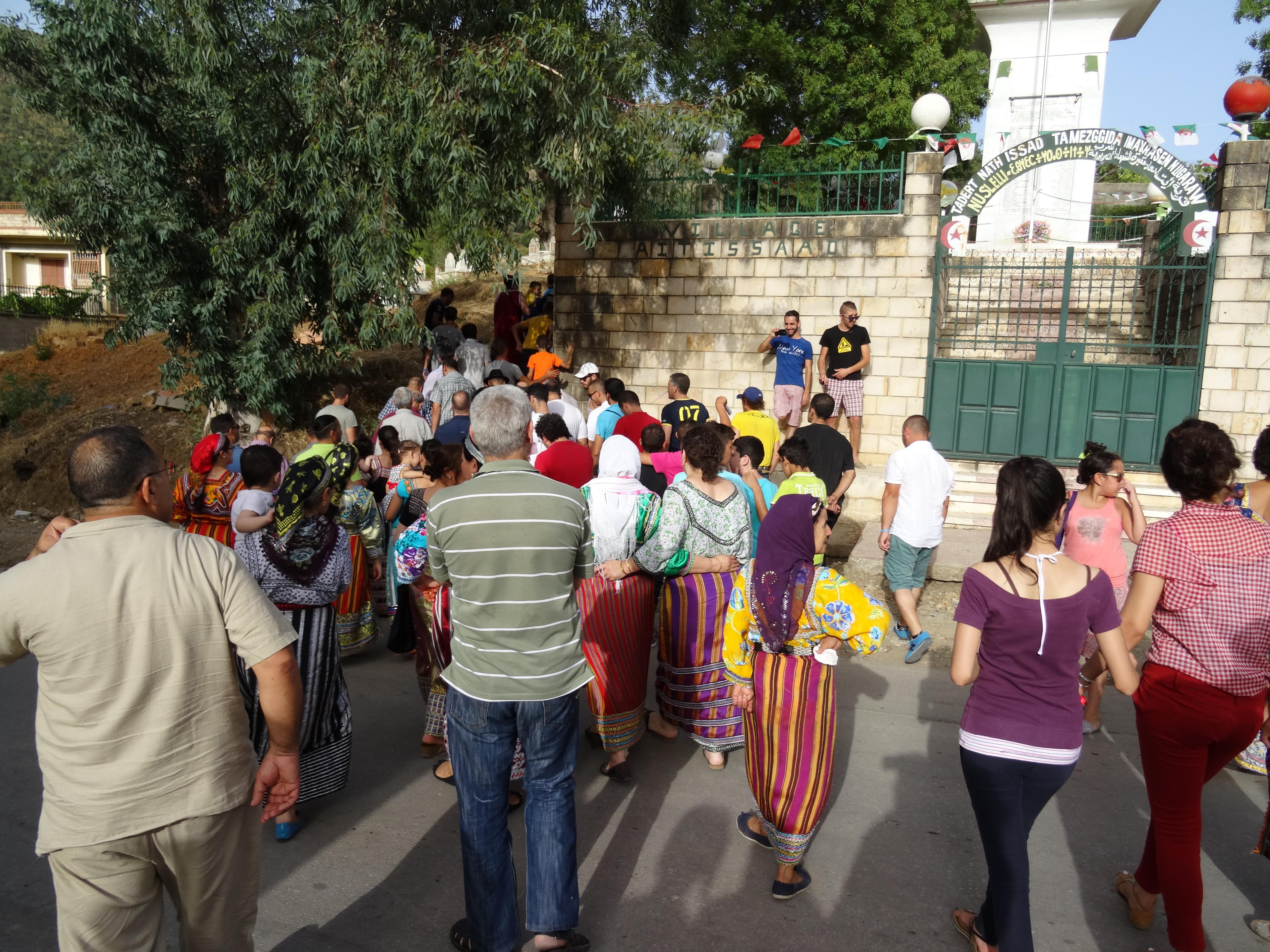 Ifigha / Lever du drapeau kabyle au village d’At Issad (en images)
