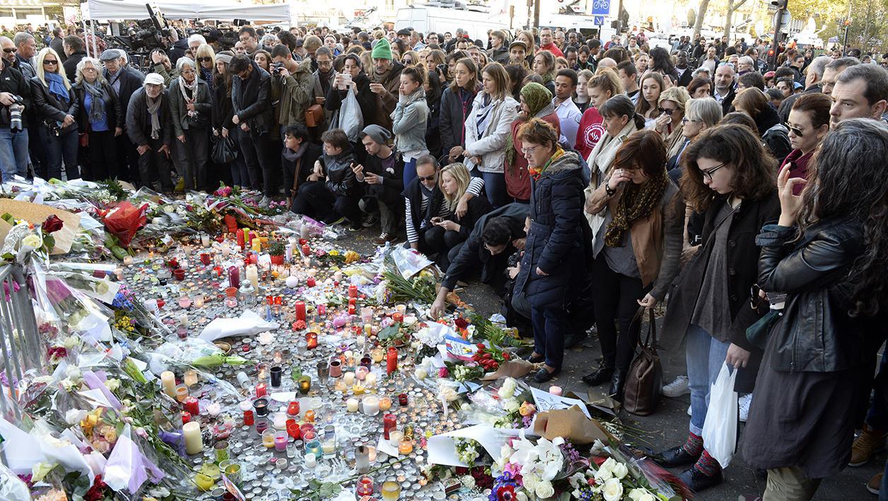 Hommage de citoyens aux victimes du terrorisme islamiste au Bataclan (PH/AFP)