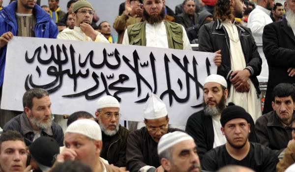 Les islamistes du Front islamique du Salut au meeting à la salle Harcha de la CLTD, la Coordination pour la "Liberté" et la "transition démocratique", regroupant notamment le RCD, 3 partis islamistes: le Hamas, Ennahda et le Front pour la Justice et le Développement et un parti bennabiste, Jil Jadid (PH/DR)
