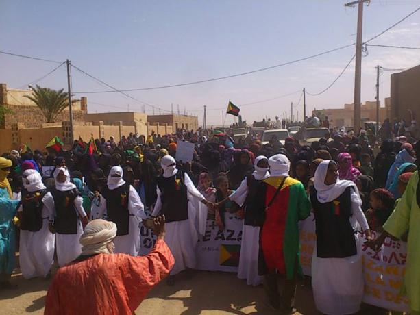 Le vaillant peuple de l'Azawad, garant de la poursuite de l'idéal de liberté pour lequel il a tant souffert. Ici manifestation contre le "papier d'Alger" qui a été finalement signé et pour le résultat que l'on connait (PH/DR)