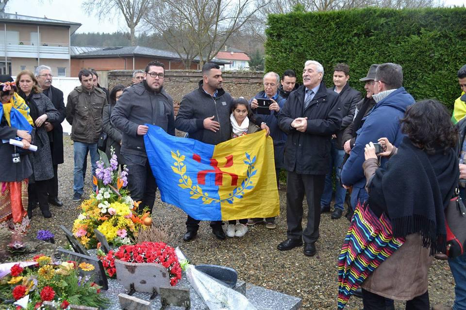 Recueillement de Ferhat Mehenni sur la tombe de l'aède kabyle, Slimane Azem