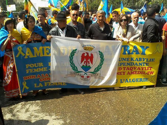 Le Chanteur Said Kessas à la marche historique du 20 avril 2016 à Tizi Ouzou, tenant le drapeau niçois