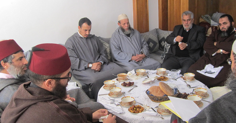 Abdelilah Benkirane, Chef du Gouvernement islamiste marocain, en compagnie de salafistes notoires dont le takfiriste Nafaâ (PH/DR)