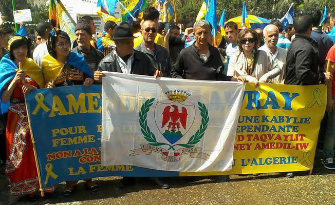 Le chanteur Said Kessas à la marche historique du 20 avril 2016 à Tizi-Ouzou, tenant le drapeau niçois (PH/DR)
