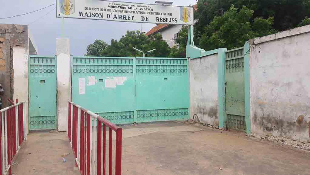 Diogoye Gningue agresse un garde pénitentiaire pour lui chiper son téléphone portable. Il encourt 1 an ferme