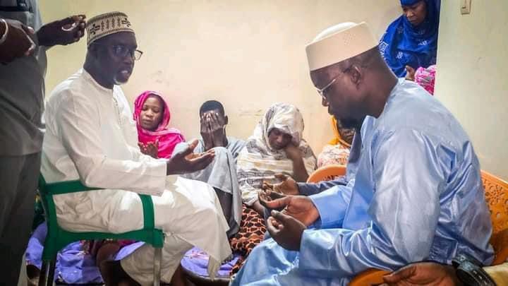 Le Premier ministre Ousmane SONKO s’est rendu cet après-midi, à Rufisque Ouest et aux Almadies 2 pour présenter ses condoléances auprès des familles du Maire de Rufisque Ouest Alioune MAR et Mactar DABO, commissaire scientifique de PASTEF (IMAGES)