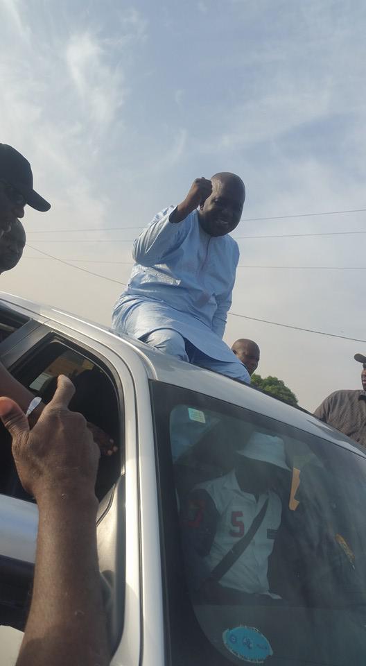 Arrêt sur image ! Accueilli en héros à l'entrée de Richard Toll, Omar Sarr affiche la banane!