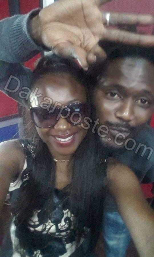 Le selfie "collé la petite" entre le chanteur Tapha Diarabi et la belle animatrice Fatim O