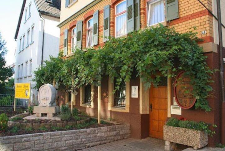 Weingut Schwarz I Weingut & Weinverkauf / Ötztaler Str. 44, 70327 Stuttgart