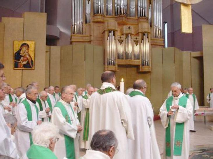 Mariage pour tous : l'Eglise demande aux catholiques d'écrire à leurs élus