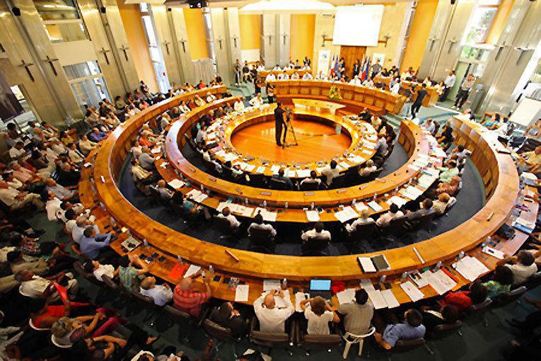 Le PS ne boude pas, la Droite a la "cool attitude", et Nassimah Dindar n'a plus d'opposition