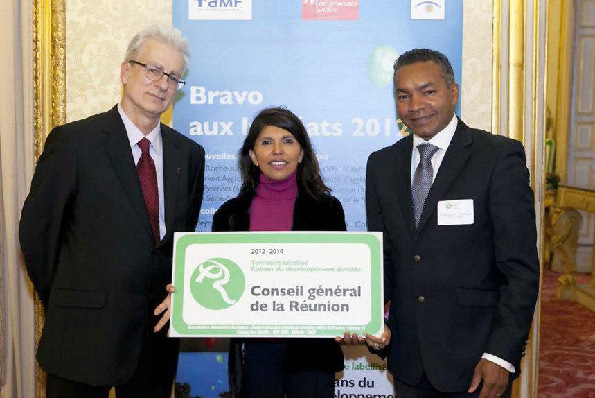 Redécoupage des cantons : "Beaucoup craignent des manœuvres politiciennes", dixit Nassimah Dindar