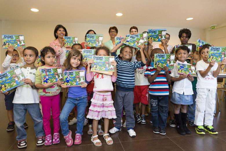 Remise des premiers carnets de voyage aux enfants