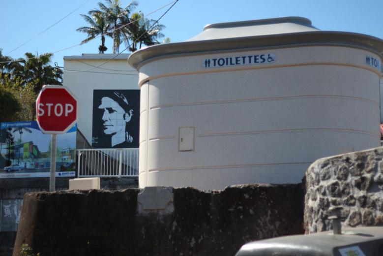 Thierry Robert installe des toilettes dans la citerne construite par un de ces predecesseurs A. Troussail en 1940