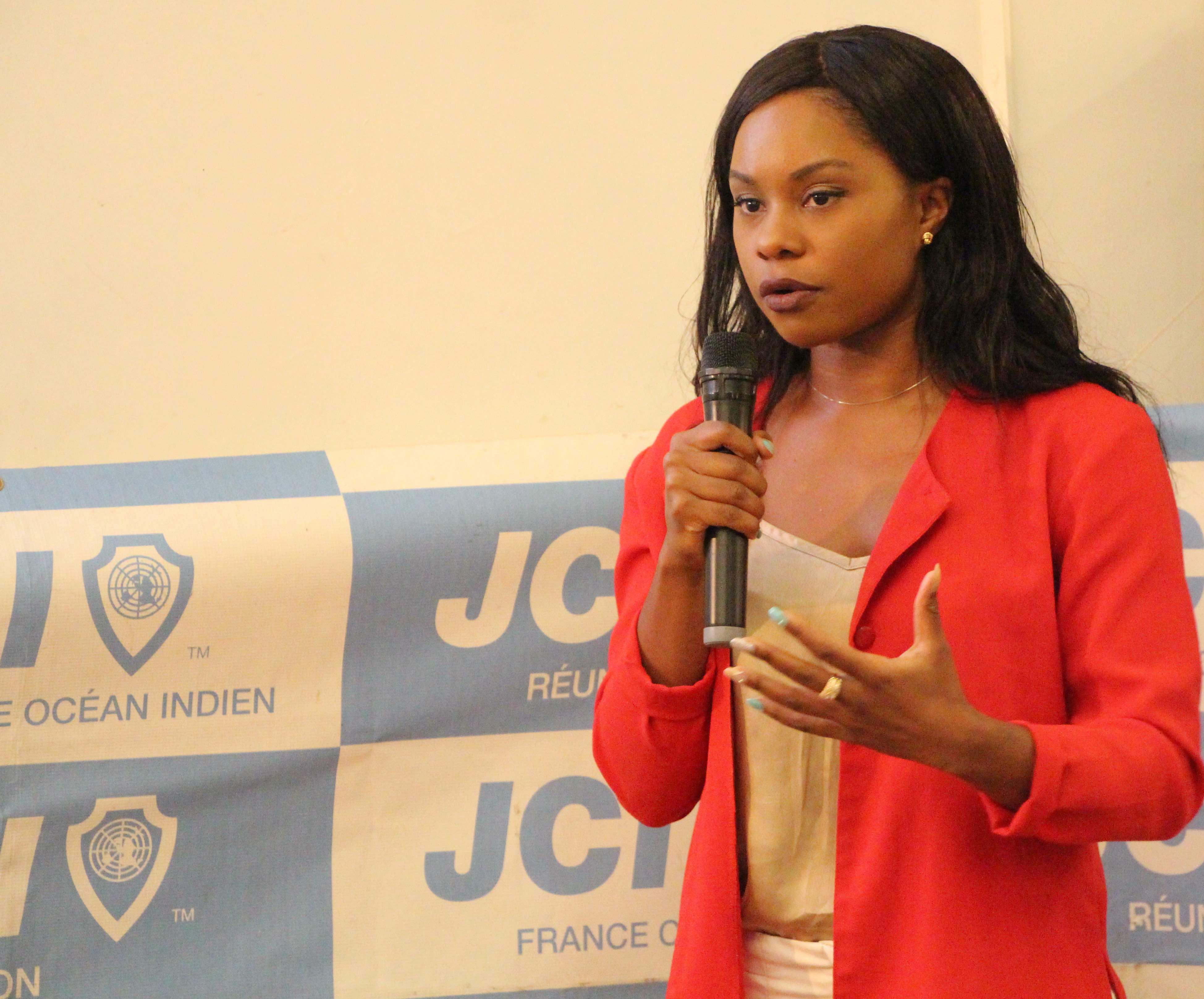 Laurence Akossi présélectionnée pour tenter de représenter La Réunion au concours international TOYP en Inde