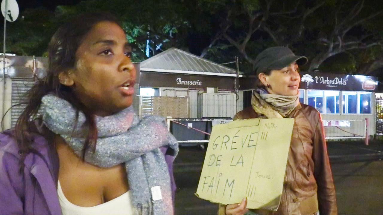 Un groupe Média abandonne 2 jeunes femmes sur le trottoir ?