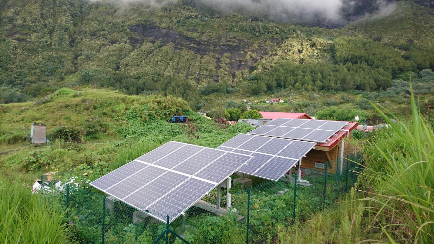 Sunzil Océan Indien débute la construction de 13 générateurs photovoltaïques autonomes à Mafate