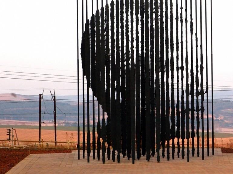 Marco Cianfanelli a érigé ce monument pour le 50ème anniversaire de la capture de Nelson Mandela par la police de l'apartheid en 1962