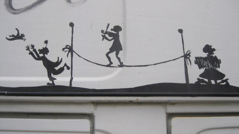 Sur son violon miteux, Joe fait des canards et Krapov court derrière tandis qu'au Gaumont on passe des navets.