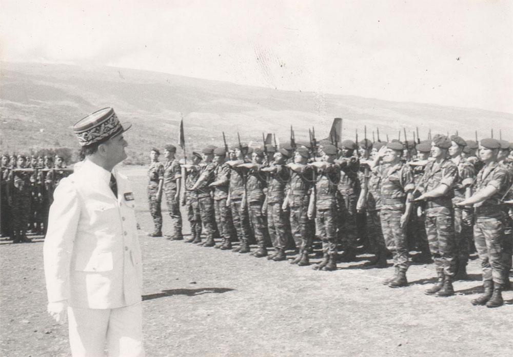 Revue des troupes avant le défilé sur la base Aérienne 181 d’IVATO en 1973.