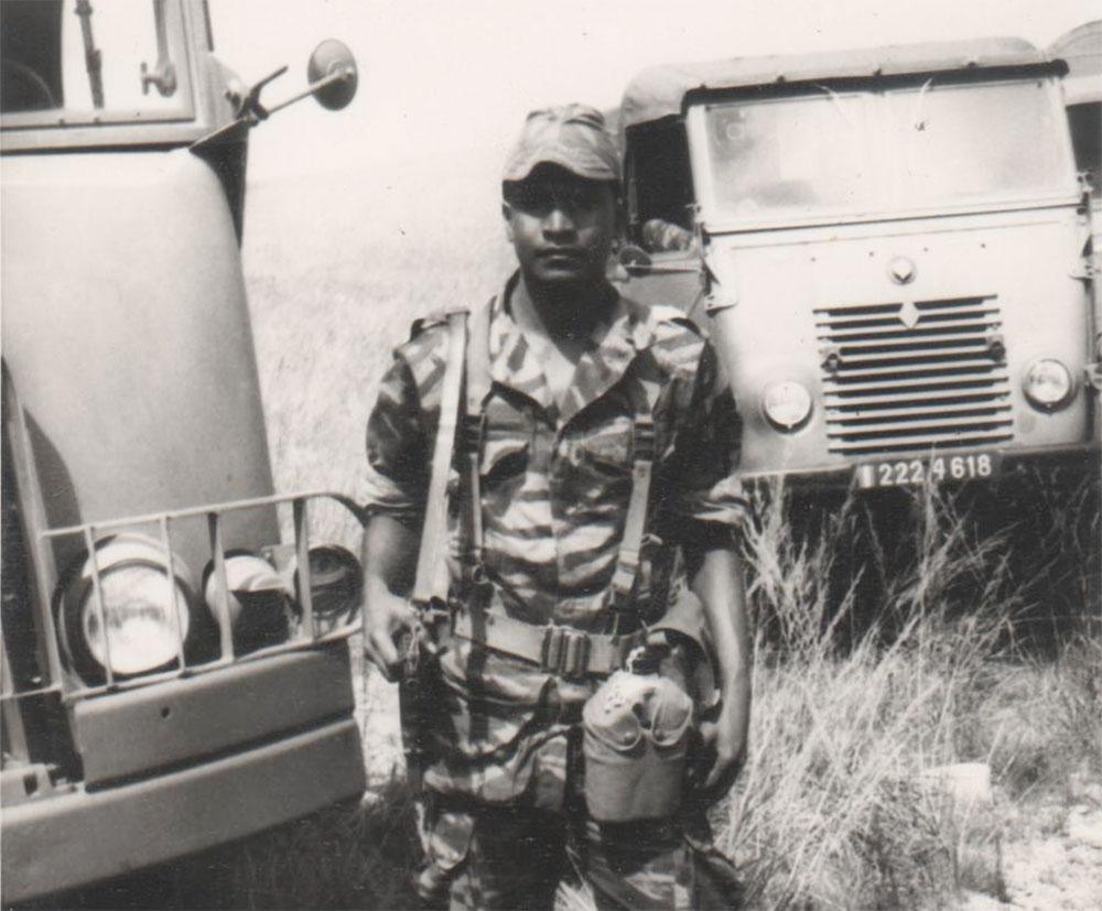 Jean Claude Comorassamy affecté au 2ème RPIMa en 1973 en manœuvre dans les rizières à Madagascar.