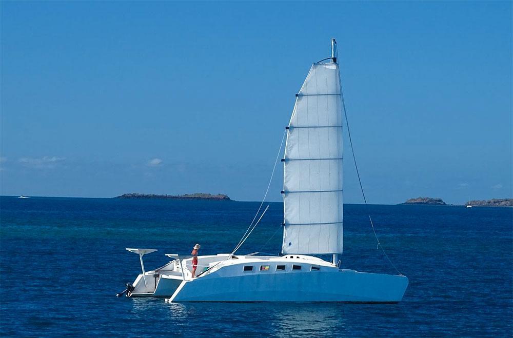 Dispositif de recherche déployé pour secourir deux naufragés à la dérive sur une coque de catamaran au large de Mayotte