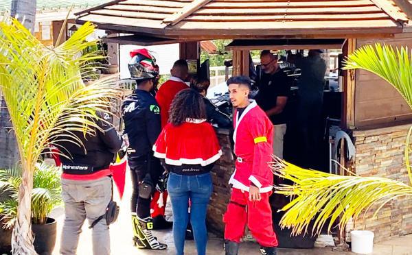Promenade en rouge à moto
