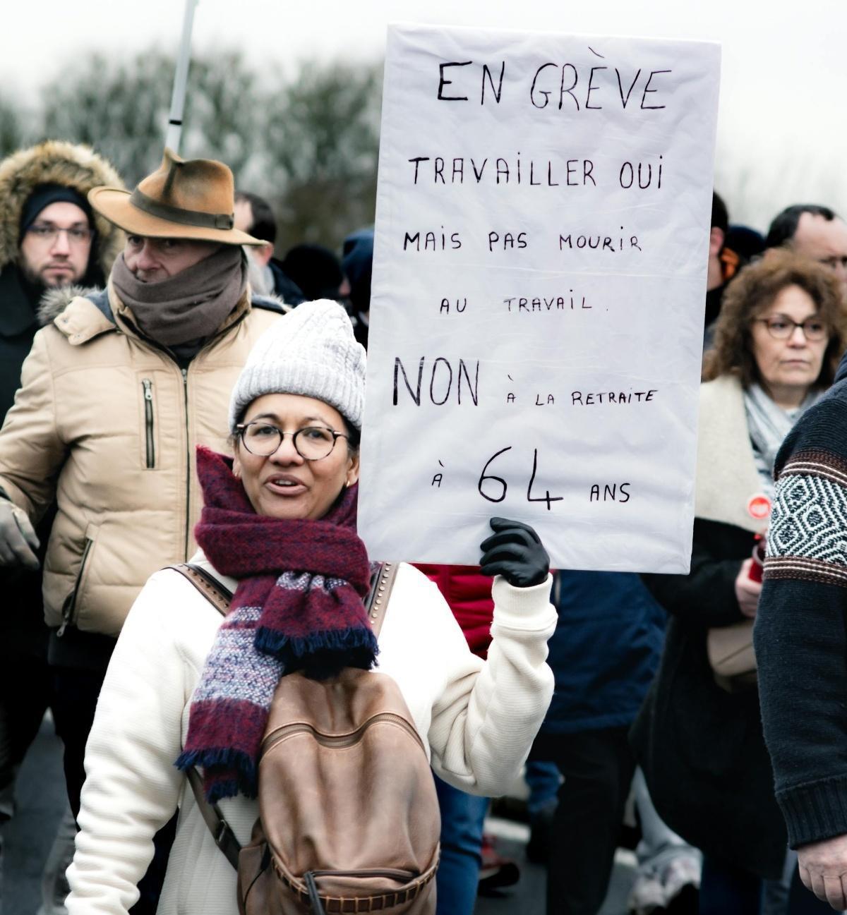 Grâce aux millions de manifestant-es une première brèche dans les 64 ans. Continuons vers l'abrogation ! 