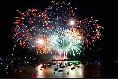 La Costa Amalfitana Dal Mare: Ferragosto Tra Fuochi e Stelle