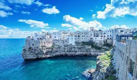 Polignano vista dal mare con aperitivo tipico