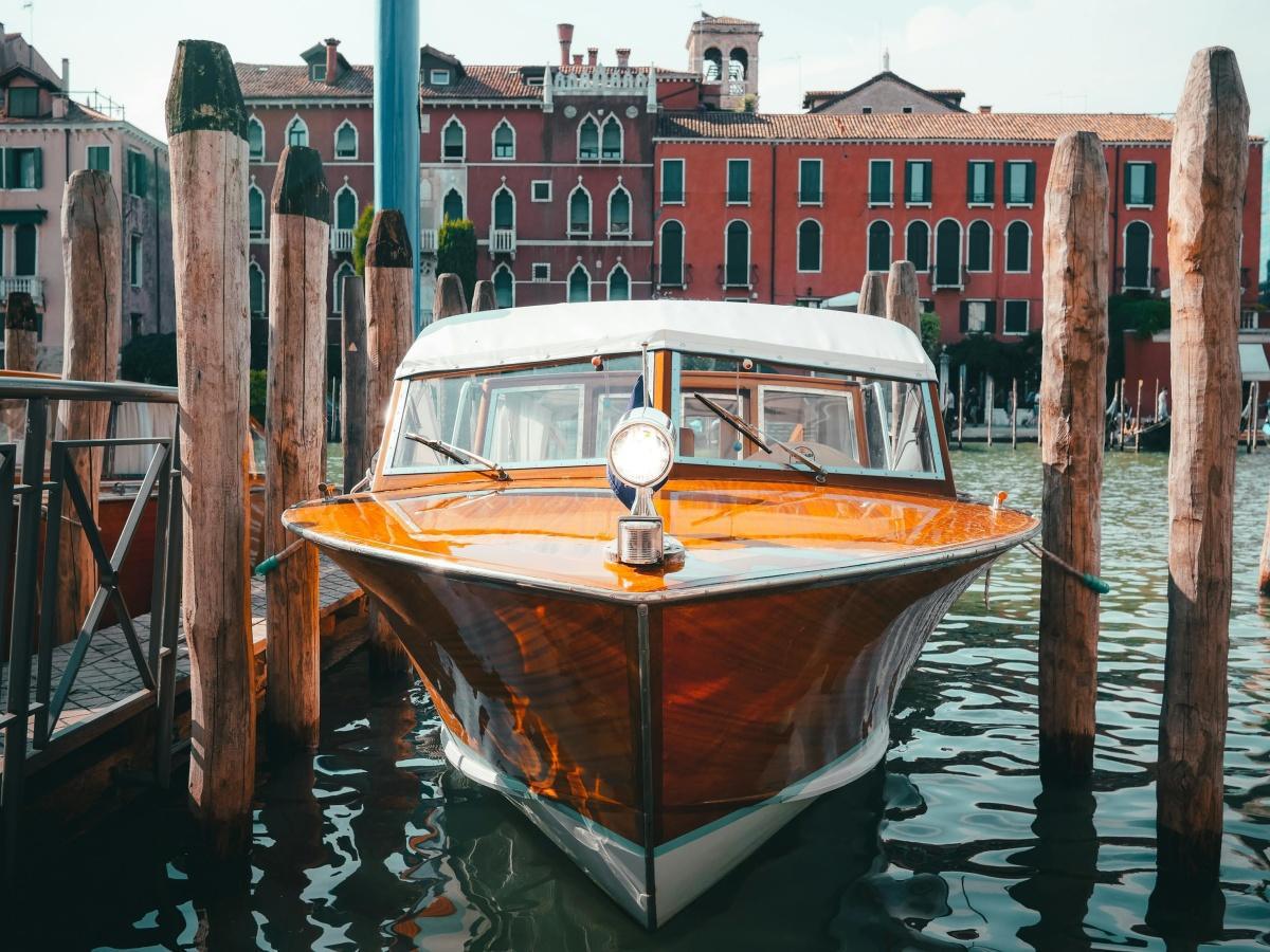 Getting Around Venice: Walking, Vaporetto, Water Taxi, Train, Bus & Airport Transportation Getting Around Venice: Walking, Vaporetto, Water Taxi, Train, Bus & Airport Transportation