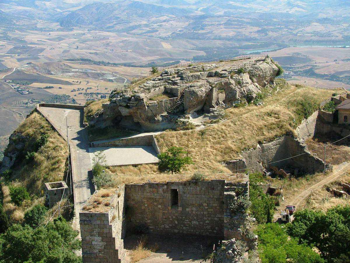 Itinerario 3 - Dal Castello alla Via Sacra - Itinerary 3 - From the Castle to the Sacred Way Itinerario 3 - Dal Castello alla Via Sacra - Itinerary 3 - From the Castle to the Sacred Way