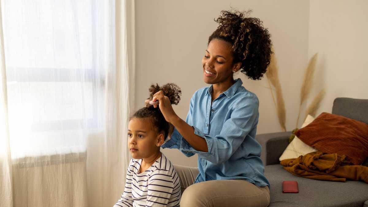 Devenir Coiffeuse à Domicile : Guide pour les Passionnées de Coiffure